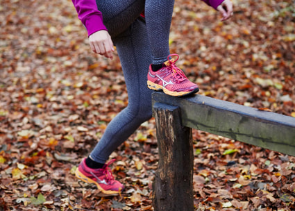 Sportliche Beine trainieren im Wald Femme sportive s'entraînant dans les bois